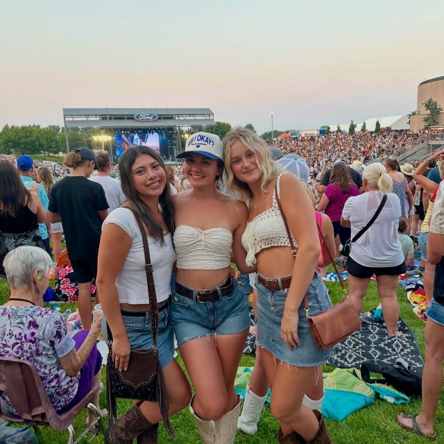 Fun things to do this summer:

1. Attend a concert 
2. Hike lucky peak 
3. Enjoy local food trucks 
4. Play Pickle ball 
5. Go camping 
6. Take a lake day 
7. Hike table rock
8. Float the river 
9. Get In and out 
10. Attend the Rodeo 
11. Go to the fair 

What’s on your bucket list this summer? 

#VERVEBoise #boisestate #studenthousing #summer #apartment #summertime #summervibes