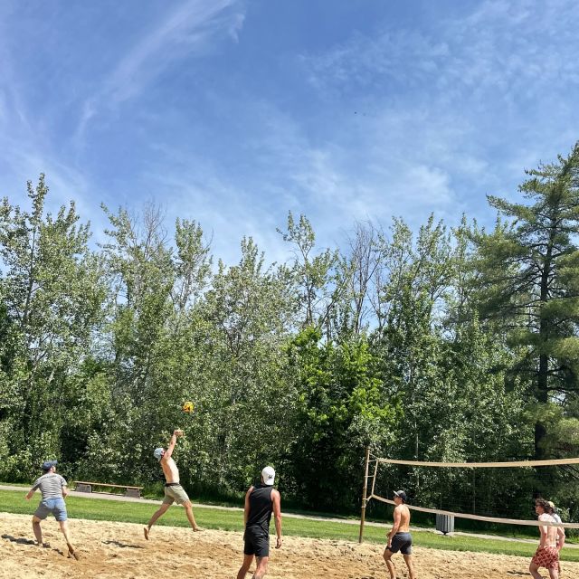 Volleyball + vibes the perfect summer activity just 5 minutes from VERVE.

Nothing says summer like sand, sun and a good game of volleyball. 

#VERVEBoise #boisestate #studenthousing #summer #apartment #summeractivities #volleyball