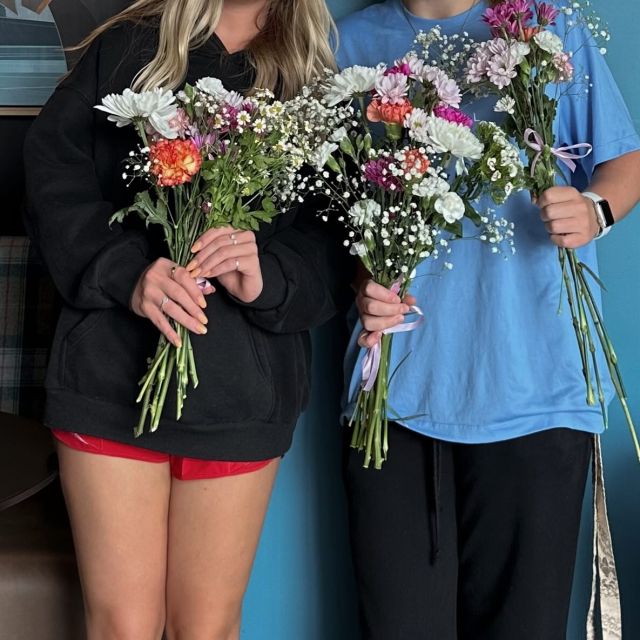 Summer is almost here in Boise and we’re bringing all the color, sunshine, and good vibes to VERVE!! 🤩☀️

Join us this Thursday at 1PM for our Bouquet and card Making Event: Come make something special, whether it’s for Mother’s Day, your favorite grad, or just a little pick-me-up for yourself (because you deserve it too 😇).

Unwind, get creative, and leave with something beautiful to brighten your space and your week.
We can’t wait to see you there 🙌🌷🌺💌

#VERVEBoise #boisestate #studenthousing #apartment