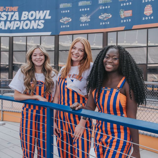 ‼️GIVEAWAY CLOSED ‼️

Get excited!!!

We are giving away a fun summer essentials kit+ a $300 gift card to the Bronco shop 
💙🧡
:
:
Here’s how to enter:
1️⃣Like this post
2️⃣Tag 2 friends in the comments 
3️⃣Attend our open house for 3 additional entries 
Winner will be announced June 24th 🎉🥳

Good luck!!!! 🙌🤩

#VERVEBoise #boisestate #studenthousing #summer #apartment #boisestate #boisestatebroncos