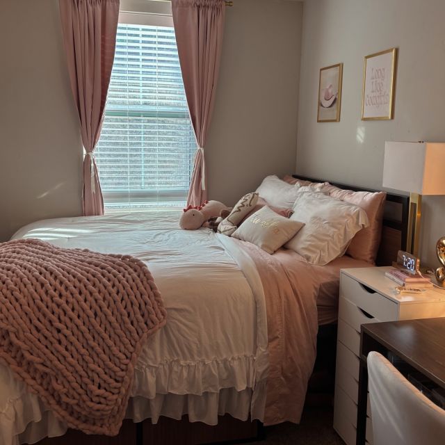 Your best damn life starts here 🤩

With private bathrooms, designer-finished kitchens, and plush, spacious living areas made for comfort, connection, and everything in between.

But don’t wait: availability is limited and we’ve got some seriously good specials happening right now. This is your moment to lock in a place you’ll actually love calling home before it’s gone.

So what are you waiting for? Apply today and make it yours!! 🙌🏡🛌

#VERVEBoise #boisestate #studenthousing #apartment