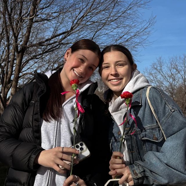 So fun spreading joy and connecting with students at Boise state, handing out flowers and open house invites🤩💗💌

#VERVEBoise #boisestate #studenthousing #apartment