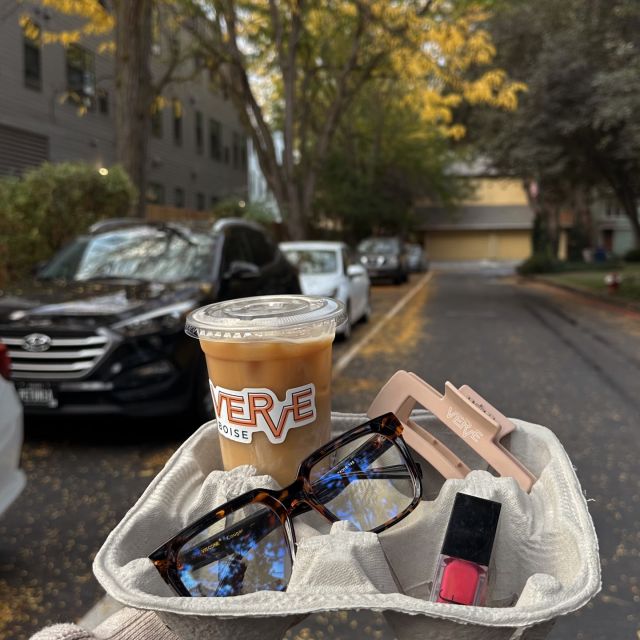 Your fall glow up starts with coffee and great living…find both right here at VERVE. 🍁🏠✨

#VERVEBoise #boisestate #studenthousing #apartment  #fall